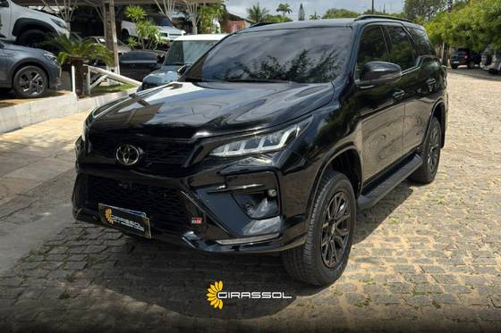 TOYOTA HILUX SW4 2.8 D-4D TURBO DIESEL GR-S 7L 4X4 AUTOMÁTICO TOYOTA HILUX SW4 2.8 D-4D TURBO DIESEL GR-S 7L 4X4 AUTOMÁTICO
